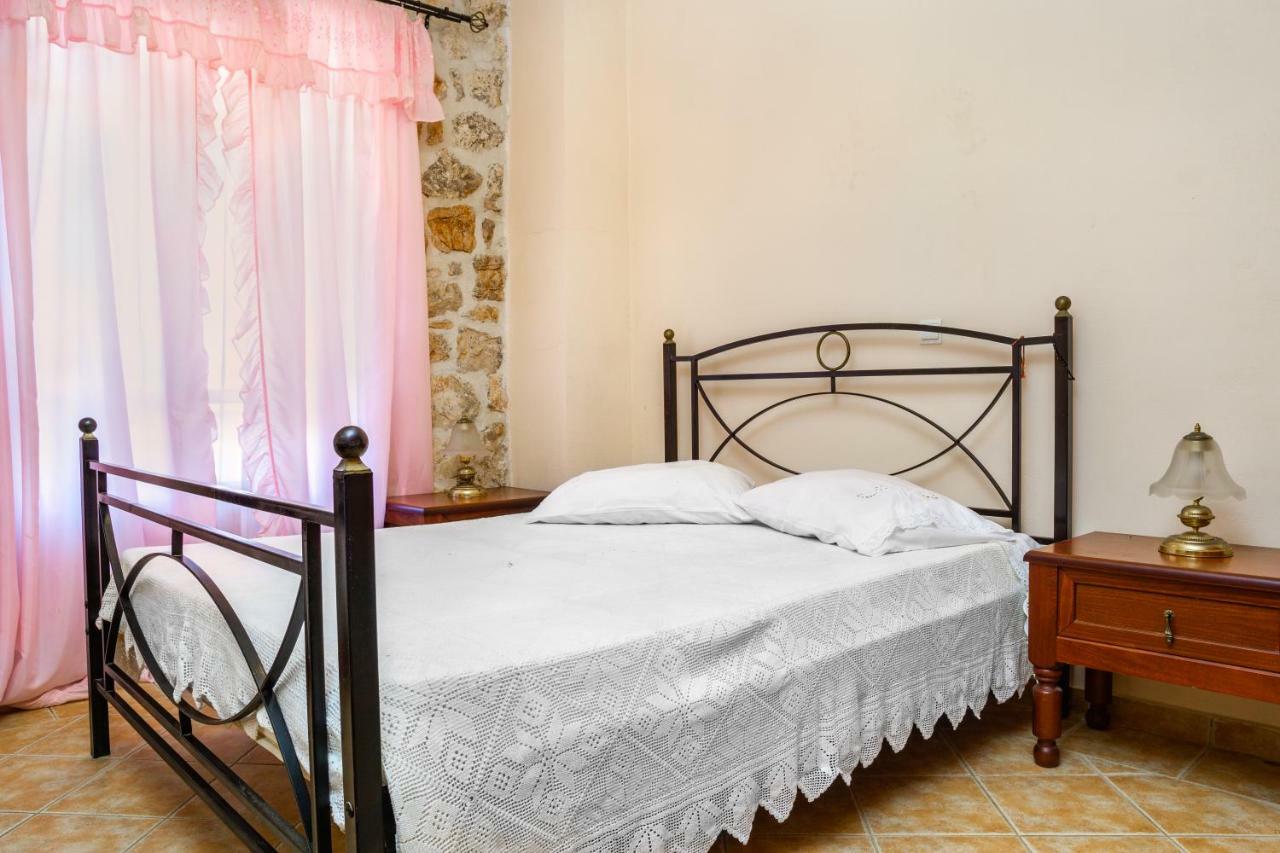 Nireas : Stone Villa Orthoniaí Exterior foto