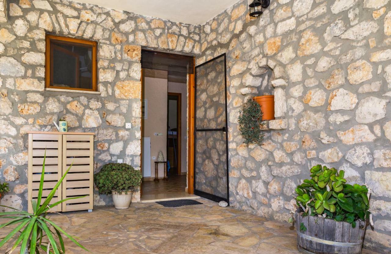 Nireas : Stone Villa Orthoniaí Exterior foto